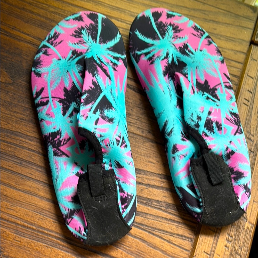 Vibrant Palm Tree water shoes, NWOT